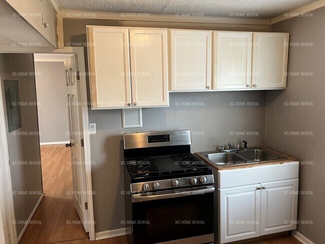 Building Photo - Decent priced 1 bed 1 bath condo unit in S...