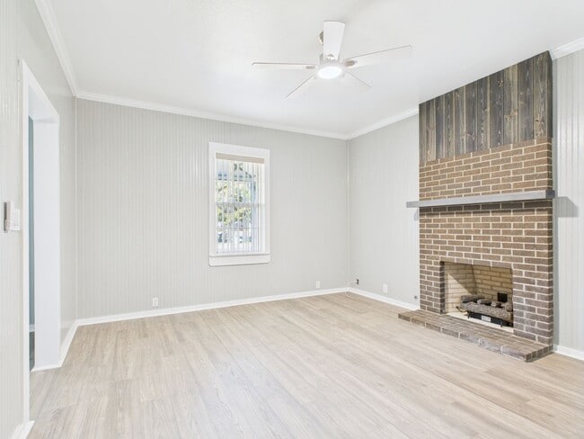 Building Photo - 112 W Hackberry St
