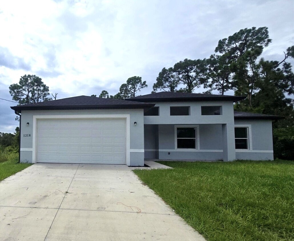 Primary Photo - Large 4 Bed 3 Bath with 2 Car Garage-LEHIG...