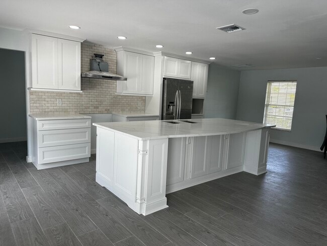 Building Photo - 606 Conn Way