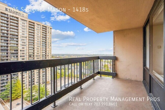 Foto del edificio - Bright & Beautiful Skyline Condo- Utilitie...