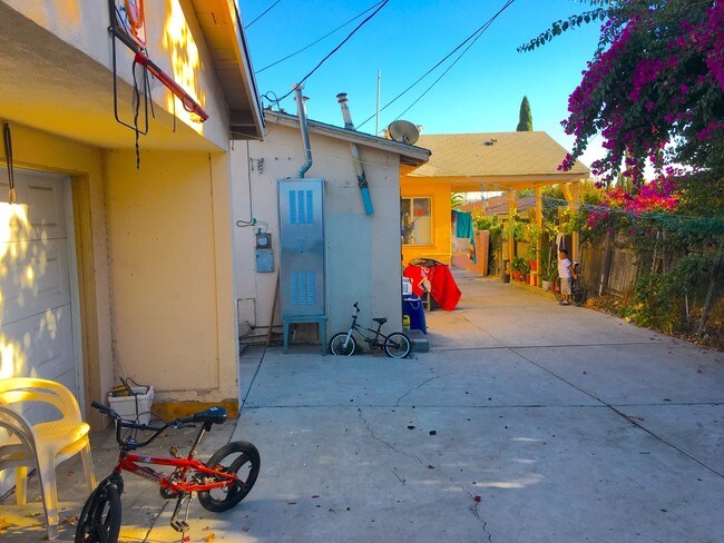 Parte posterior de SFR con garaje para dos autos - 3245 Drew St