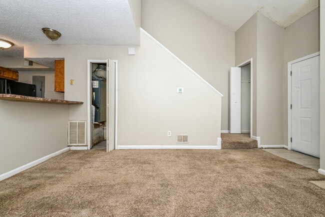 Building Photo - 8536 Pineland Dr
