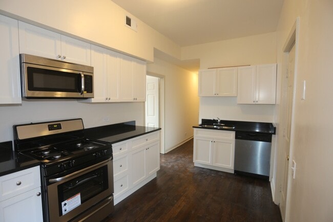 Building Photo - 1315 W Leland Ave