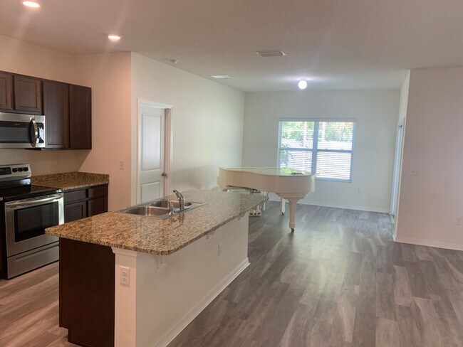 Building Photo - Beautiful Home Located In The New Chestnut Village Neighborhood On SW Archer Road