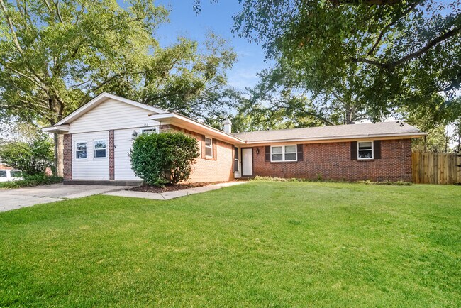 Building Photo - Charming 3 Bedroom