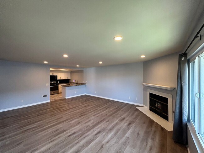 Foto del edificio - Beautiful 3BD/2BA W/ A/C, In-Unit Laundry, and Reserved Parking in Santee!