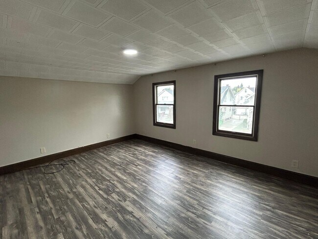 Foto del edificio - ? Spacious 4-Bed, 2-Bath Gem with Finished...