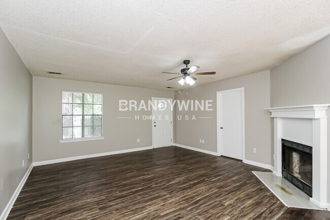 Building Photo - COMING SOON!!  One month FREE RENT - $5 AP...