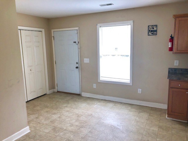 Building Photo - 832 E Ventura Ct