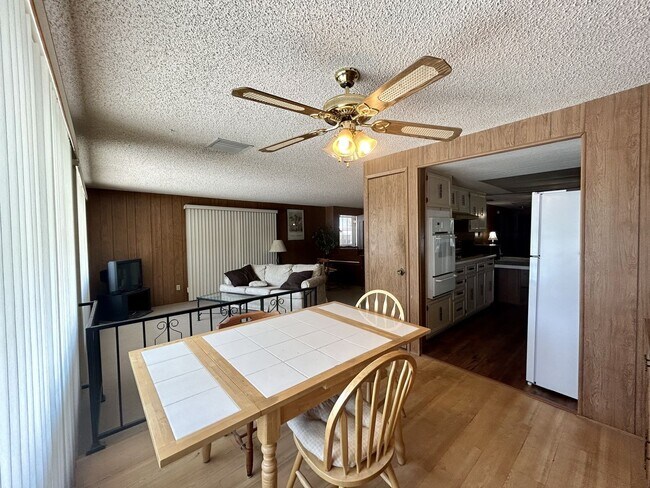 Building Photo - AVAILABLE NOW!! 2 Bed 2 Bath Home in Thous...