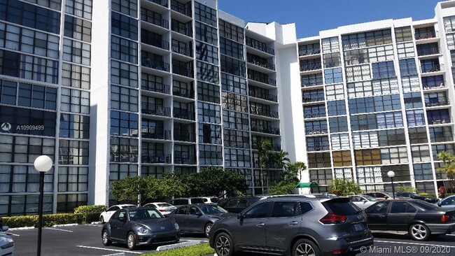 Foto del edificio - 800 Parkview Dr