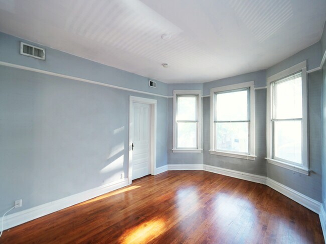 Building Photo - 3240 N Whipple St
