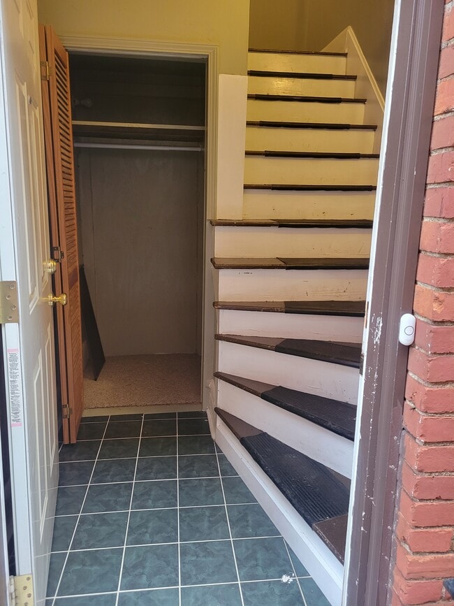 Bike and storage inside entrance - 629 Oak St