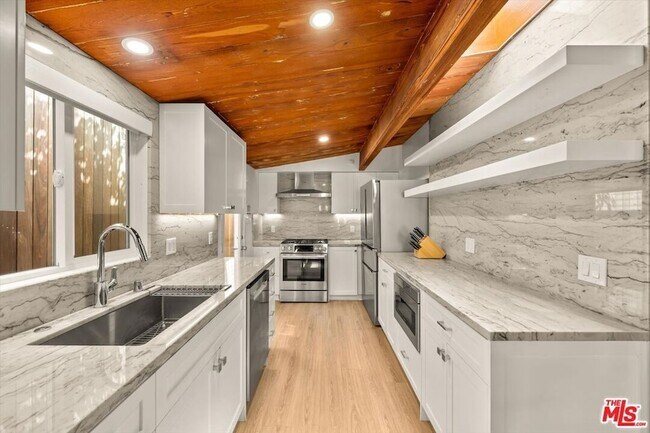 Foto del edificio - 936 Palisades Beach Rd