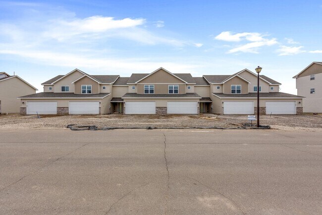 Building Photo - 3bd 3ba 2 car garage available July 2026