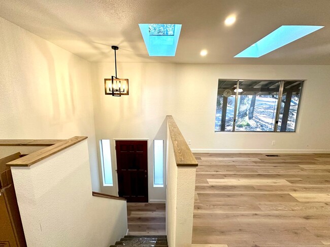 Foto del edificio - Tastefully Renovated 4 Bedroom 3 Bathroom ...