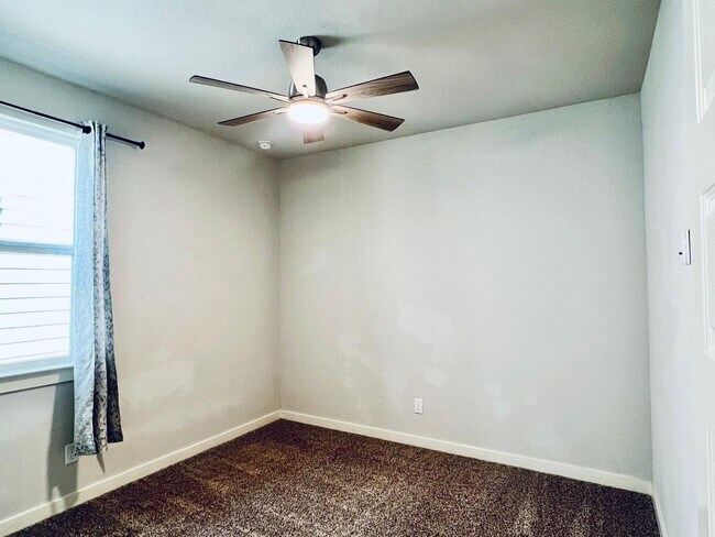 Foto del edificio - $500 OFF ON FIRST MONTH'S RENT! APPLICATION FEE WAIVED!  Modern 3BD/2BA Home in Blue Ridge Ranch ...