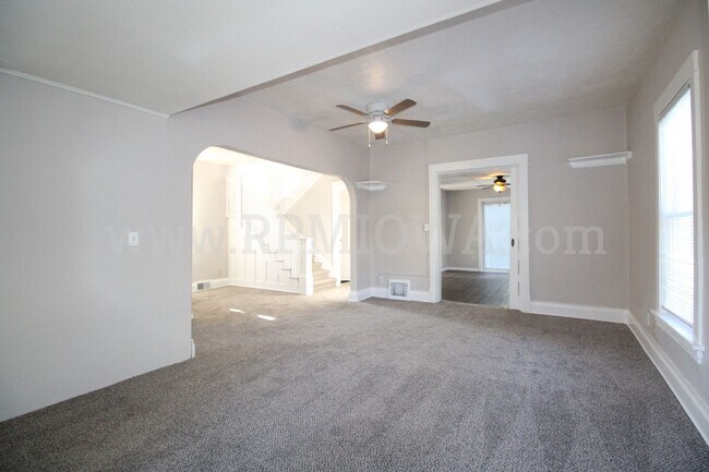 Building Photo - CHARMING!! 3 bedroom, 1.5 Bath Home in Des Moines