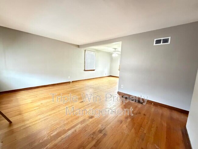 Foto del edificio - 8664 Belhaven Dr