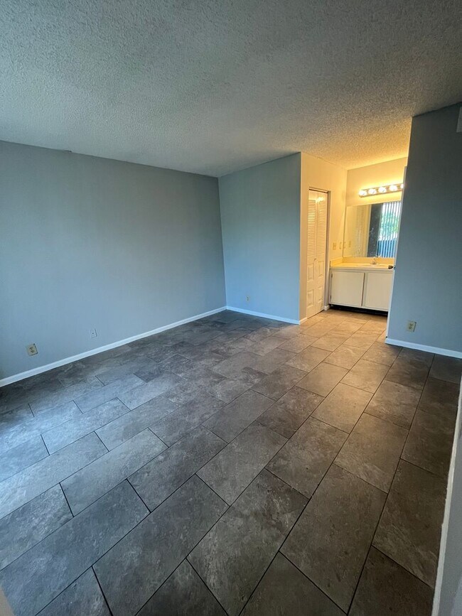Foto del edificio - ONE BEDROOM ONE BATHROOM! WATERFRONT COMMU...