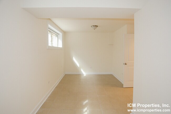Building Photo - 3808 N Sheffield Ave