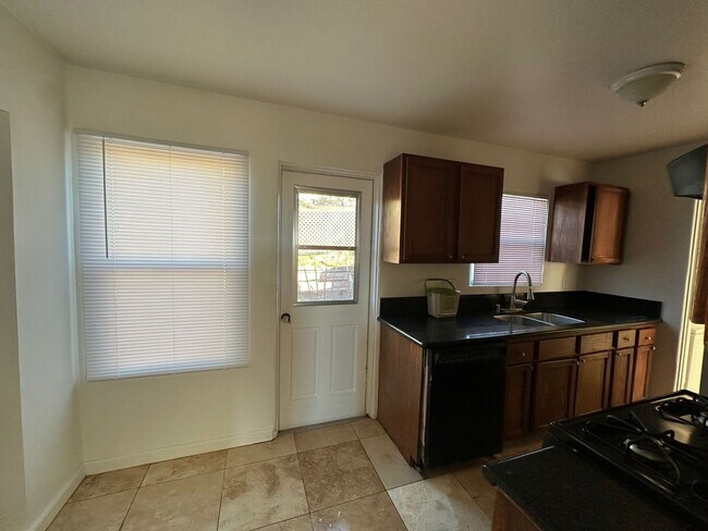 Foto del edificio - 6719-21 Wunderlin Ave