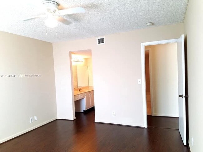 Foto del edificio - 9701 Westview Dr