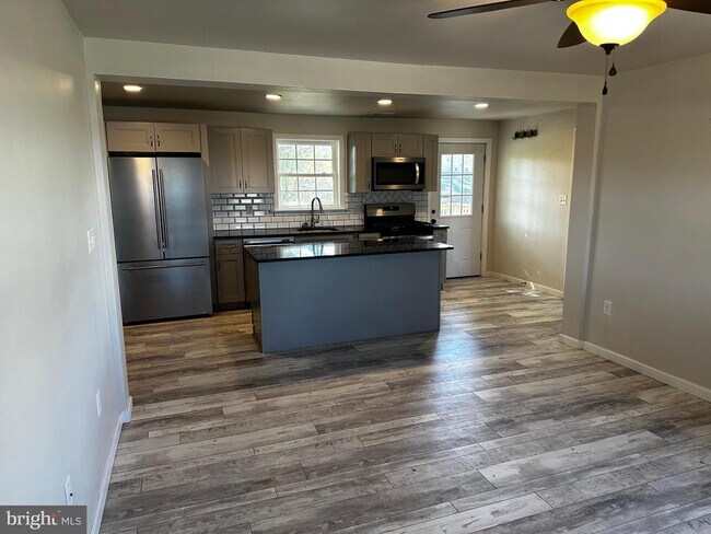 Building Photo - 1225 Columbia Ave