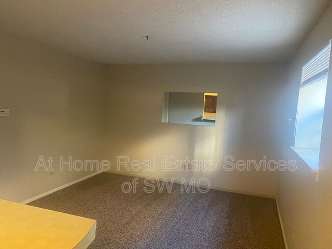 Building Photo - 808 E Walnut St