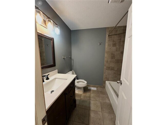 Building Photo - 1657 Helena Rd N