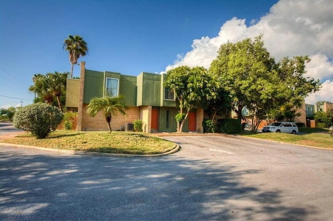 Building Photo - 2505 S Parkwood Dr