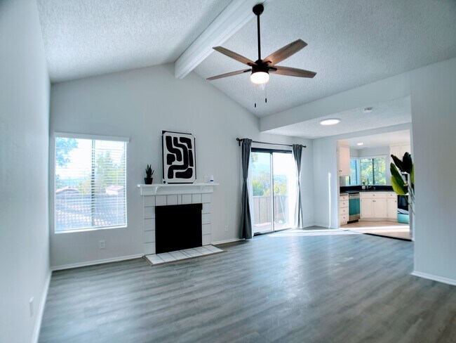 Foto del edificio - 22725 Lakeway Dr