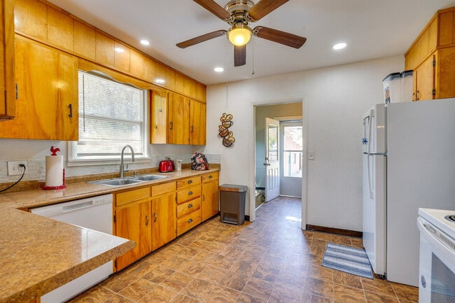 Building Photo - 2509 E Routt Ave