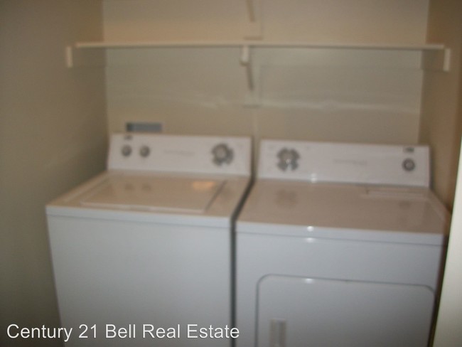 Building Photo - 330 Hunters Way