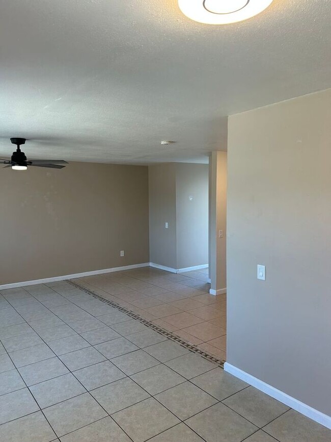 Building Photo - REALLY NICE UPSTRS 1BD 1BA FOR LEASE!