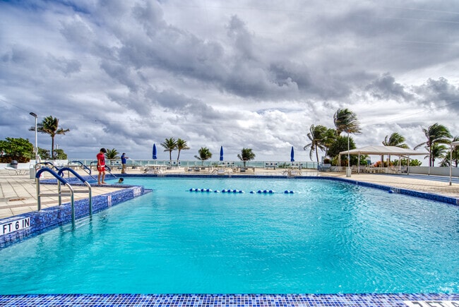 Building Photo - 2030 S Ocean Dr