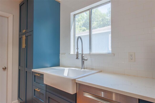 Foto del edificio - 7808 Clydesdale Dr