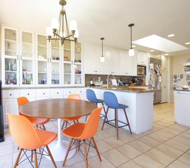 Comedor informal y cocina con tragaluz - 345 Palos Verdes Dr W