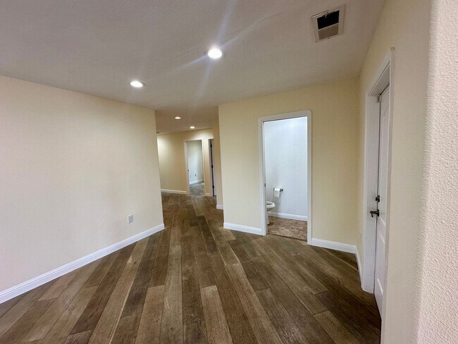 Foto del edificio - Stunning 5 Bedroom 3.5 Bath with Swimming ...