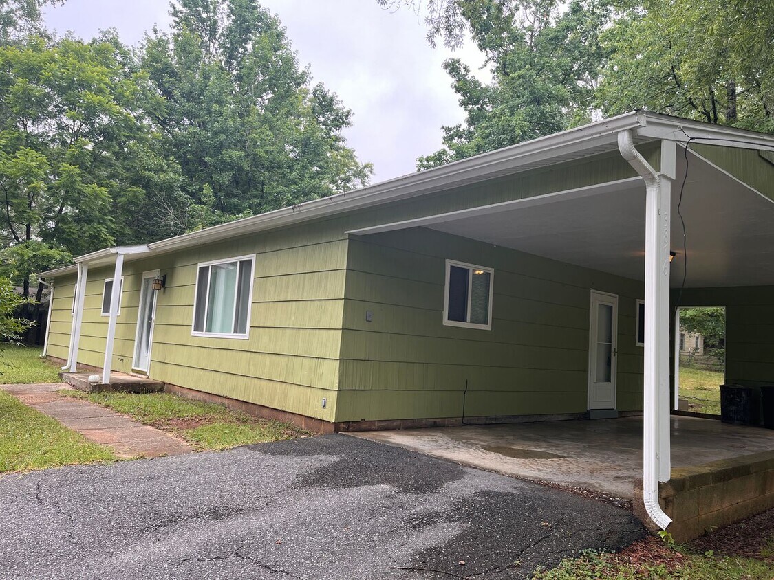 Primary Photo - Beautiful home close to the Peaks of Otter!