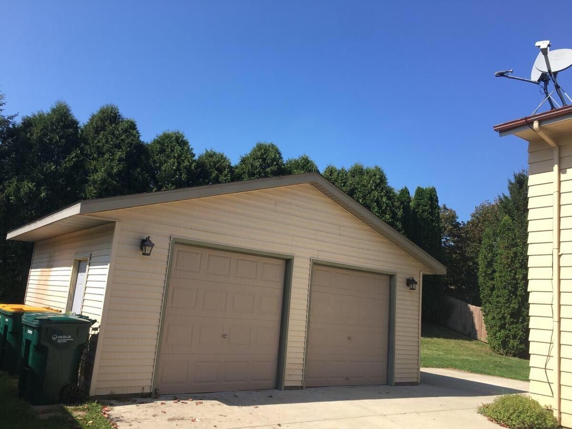 141 S Judge Dr Unit 1, Saukville, WI 53080 Apartments in Saukville