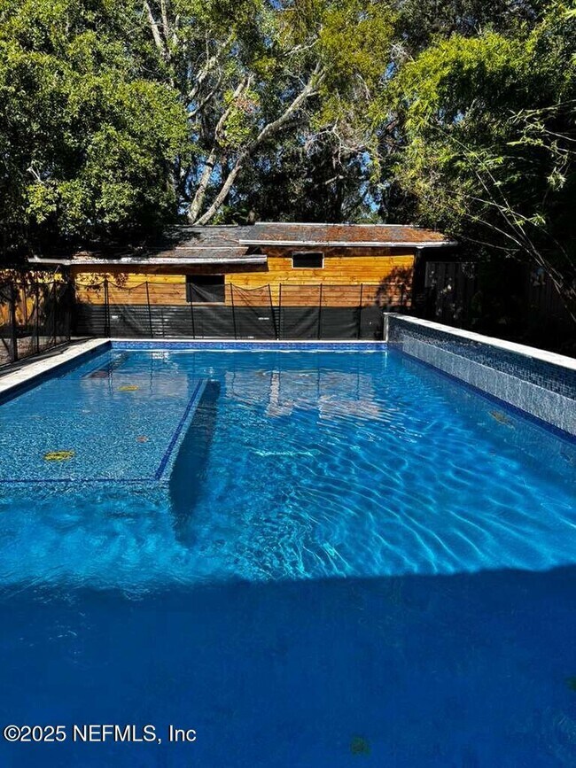 Foto del edificio - 1363 Crosby Ln