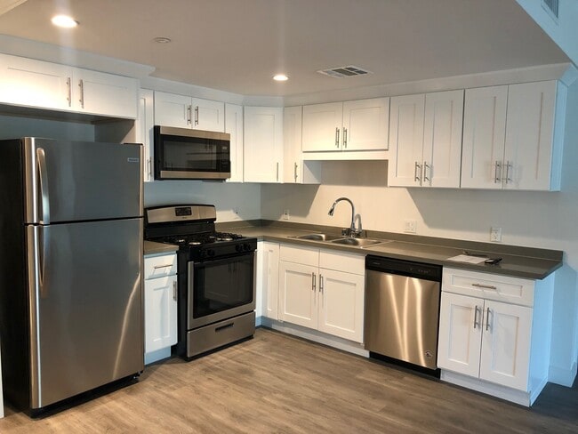 Building Photo - Glenoaks Residences