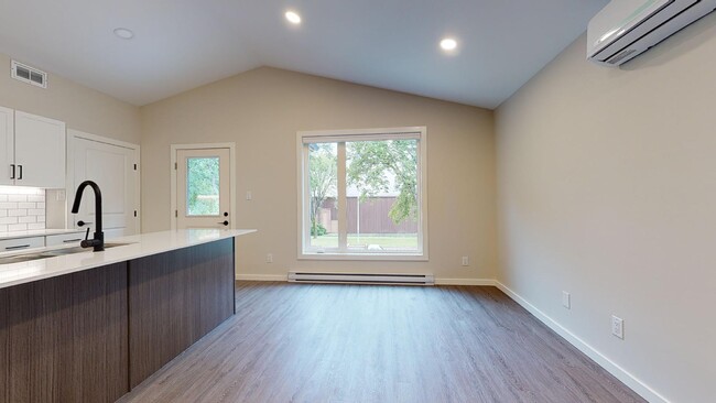 Building Photo - 206 Yale Ave E