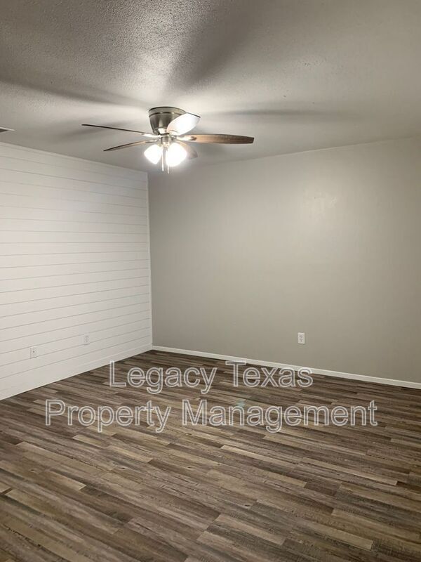 Building Photo - 1410 Courtney Pl