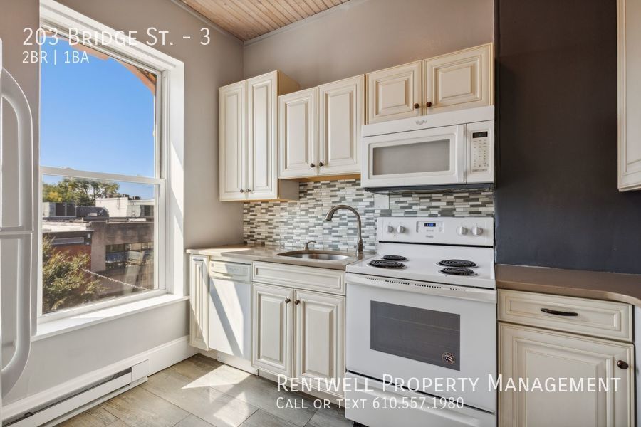 Primary Photo - 2 Bedroom Apartment Located in The Heart o...