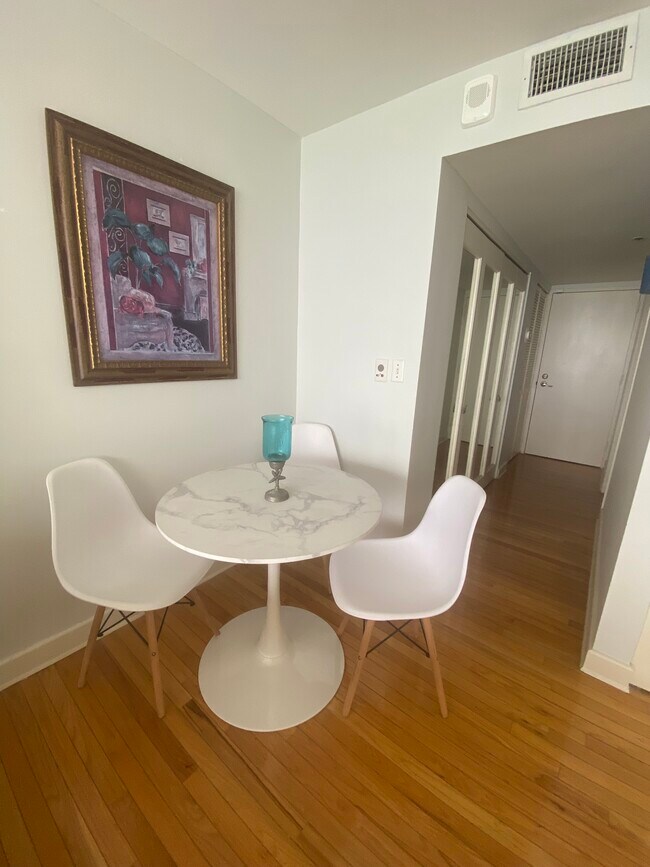 Foto del edificio - 7601 E Treasure Dr