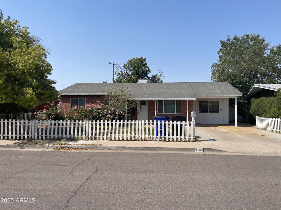 Primary Photo - 106 E Linda Ln