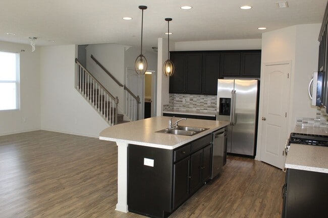 Building Photo - Beautiful 4 BR home in Avon Schools!